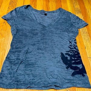 V-neck tshirt with birds flying in formation